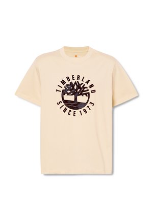 Béžové tričko s krátkými rukávy s černým logem stromu Timberland a nápisem „Timberland Since 1973“ umístěným uprostřed přední strany.