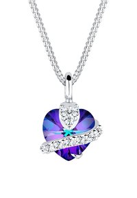 Hjerteformet vedhæng med en lilla krystal, omgivet af et sølvbånd pyntet med små klare ædelsten, på en sølvkæde.