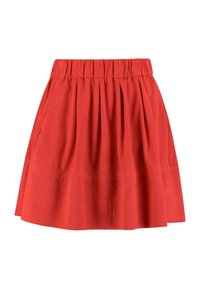Jupe plissée rouge en tissu doux. Dotée d'une taille élastique avec des poches latérales et d'un ourlet en couches.