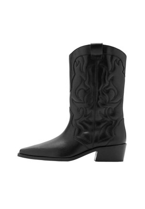 Bota cowboy de cuero negro con punta afilada, tacón bloque de altura media y costuras decorativas en el cañón.