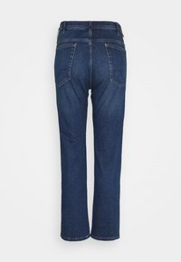 Jeans in denim blu scuro con design a gamba dritta, due tasche posteriori, cuciture visibili e una vita con passanti per cintura.