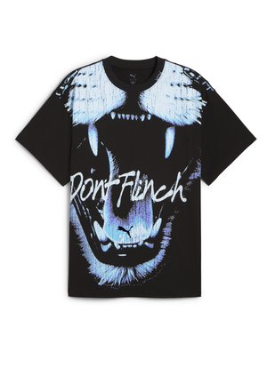 Sort bomuld t-shirt med et stort grafisk motiv af et løveansigt illustreret i blå og hvid, med teksten "Don't Flinch."
