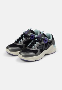 Sneaker nere e grigie con materiale in rete, dettagli viola e silhouette arrotondata. Presenta un sistema di lacci veloce e collare imbottito.