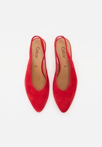 Scarpe slingback in suede rosso con punta affusolata e tacco aperto. La soletta presenta il nome del marchio "Gabor" e la misura "4½."