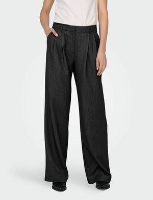 Wide-leg trousers in dark gray fabric with a textured finish, featuring front pleats and side pockets, paired with black shoes.