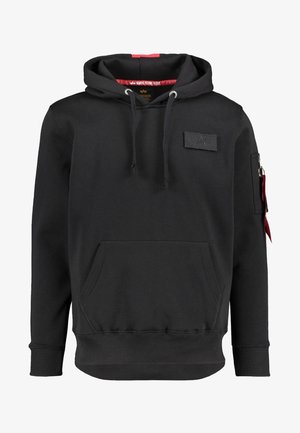 Zwarte pullover hoodie met voorkantzak, verstelbare capuchon met trekkoorden, patch op de borst en een ritssluiting op de mouw met een rood stoffen trekkoord.