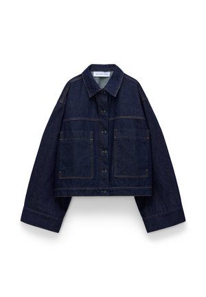 Giacca di jeans blu scuro corta con bottoni sul davanti, maniche oversize, due grandi tasche frontali e colletto appuntito.