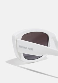 Michael Kors ASHEVILLE - Ochelari de soare - optic white/dark grey gradient