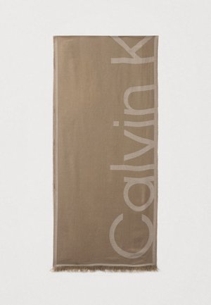 Eșarfă rectangulară maro cu margini franjurate, având pe o latură text vertical mare, de culoare taupe deschis, care scrie "Calvin Klein".
