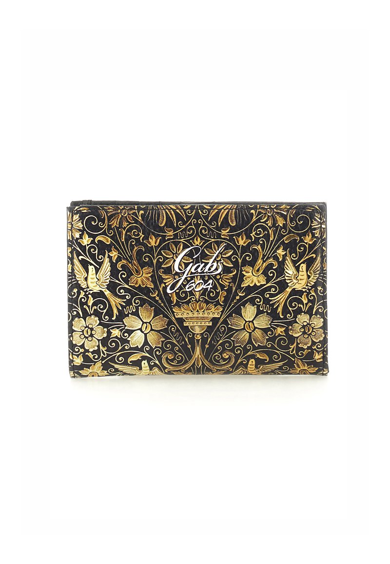 Portafoglio in pelle nera con intricati motivi floreali e di uccelli in oro. Presenta un logo argentato, forma rettangolare e superficie testurizzata.
