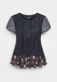 Blusa negra de manga corta con mangas transparentes estampadas, cierre de botones en la parte delantera, diseño texturizado vertical y motivos florales en forma de círculo a lo largo del dobladillo.