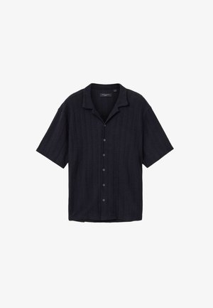 Chemise noire à manches courtes en tissu texturé avec un motif subtil, présentant un devant boutonné et un col cranté.