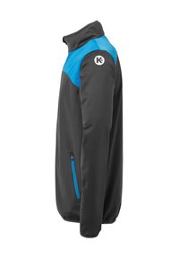 Zwarte en blauwe jas met een hoge kraag, zijzak met ritssluiting en logo op de schouder, gemaakt van een gladde, rekbare stof.