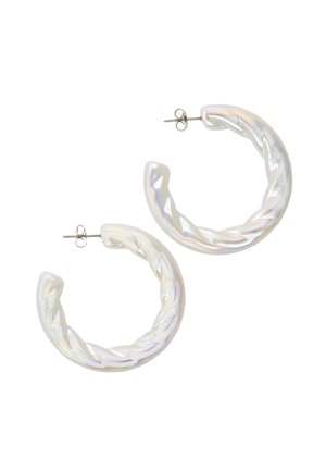 Paire de boucles d'oreilles créoles torsadées iridescentes avec attaches argentées à tige sur fond blanc.
