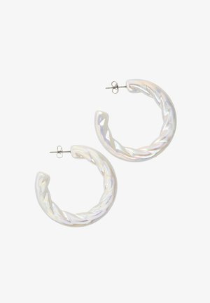 Irányított, csavart formájú, irizáló fülbevalópár ezüst kapoccsal, fehér háttéren.