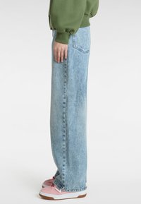 Vans SIRELLE  POCKET PUDDLE - Vaqueros boyfriend - medium blue