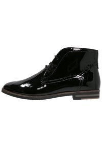 Botines de charol negro con un diseño elegante, puntera redondeada, cierre con cordones y un tacón bajo apilado. Presenta detalles de costura.
