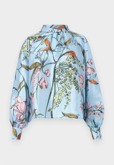 Lyseblå satengbluse med blomstertrykk i rosa og oransje detaljer, høy krage og puffede ermer med innsamlede mansjetter.