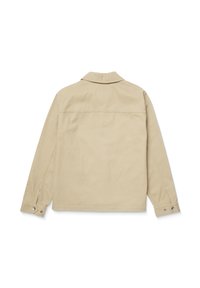 Chaqueta de lona beige con cuello tipo camisa, mangas largas y puños abotonados. Textura suave con un diseño liso en la parte posterior.