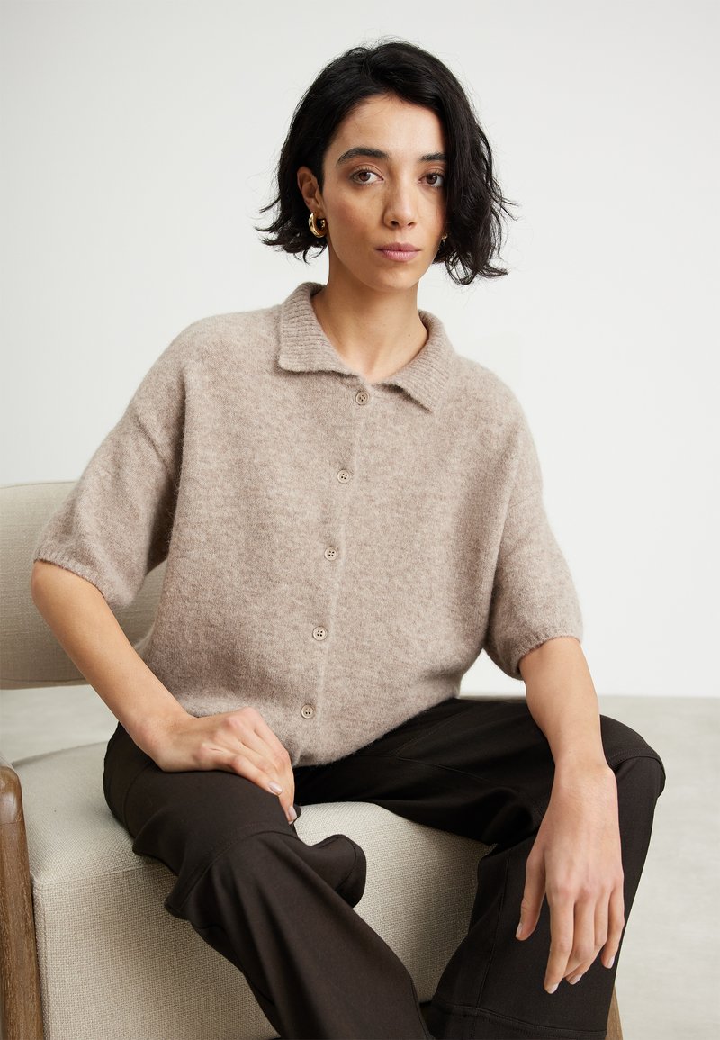 Gestuz - ALPHAGZ TEE CARDIGAN - Navadna majica - warm sand melange, Povečajte