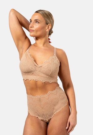 Lace bralette en hooggesneden slip in beige, met gegolfde randen en bloemenpatronen, voorzien van verstelbare bandjes voor extra comfort.