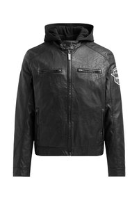 Schwarze Lederjacke mit Kapuze, ausgestattet mit Reißverschluss-Vordertaschen, einem strukturierten Körper und einem Patch am linken Ärmel. Glatte Oberfläche.