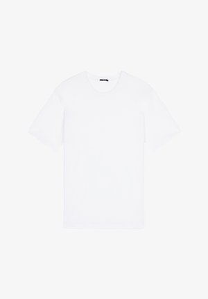 Camiseta de algodón blanca con cuello redondo, mangas cortas y corte recto. Textura suave, sin estampados ni detalles metálicos.