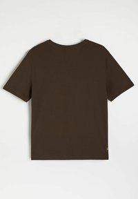 Brązowa koszulka z krótkim rękawem, okrągłym dekoltem i luźnym krojem. Gładka tekstura z małą metką logo po lewej stronie na dole.