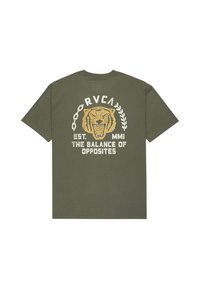 Olijfgroen katoenen t-shirt met een opvallende gouden leeuwgrafiek en tekst; korte mouwen, ronde hals en een relaxte pasvorm.