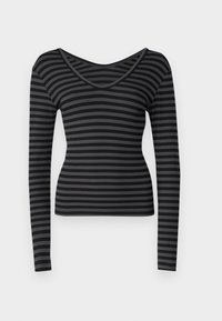 Svart och grå horisontellt randig långärmad figurnära topp med V-ringning på en vit bakgrund.