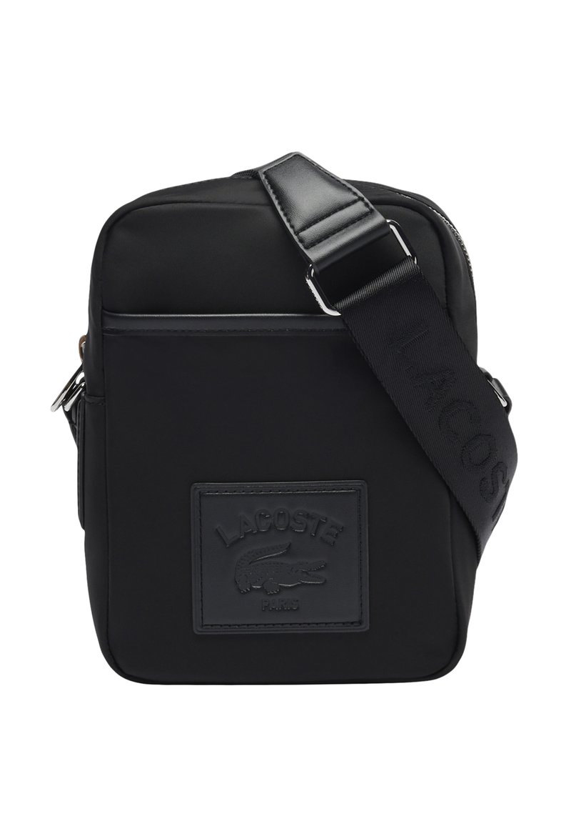 Sac bandoulière synthétique noir à texture lisse, avec un patch logo embossé prononcé et une large sangle réglable.