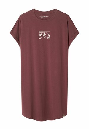 Bordowa sukienka typu T-shirt z krótkim rękawem, podwiniętymi mankietami oraz białym napisem "Sweet Strawberries Summer Market" i trzema ilustracjami truskawek na piersi.