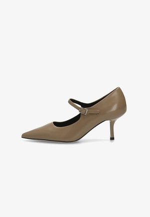 Zapato de tacón Mary Jane de punta afilada en cuero sintético beige mate, con correa ajustable en el tobillo, tacón delgado y textura suave.