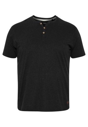 Schwarzes Kurzarm-Henley-T-Shirt mit einer drei-Knopf-Leiste, weichem Stoff, lässigem Schnitt und einem dezenten Markenetikett am Saum.