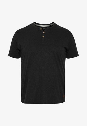 Schwarzes Kurzarm-Henley-T-Shirt mit einer drei-Knopf-Leiste, weichem Stoff, lässigem Schnitt und einem dezenten Markenetikett am Saum.