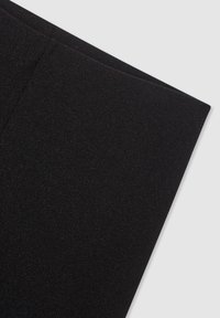 Czarna tkanina z delikatnym połyskiem, o gładkiej fakturze i czystych krawędziach. Materiał jest lekki i plastyczny.