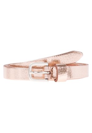 Tyndt metallisk rosa-guld læderbælte med sølv rektangulært spænde, rullet sammen med synlige syninger og tekstureret overflade.