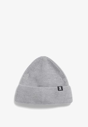 Grijze gebreide beanie met een geribbelde structuur, voorzien van een opgerolde rand en een klein zwart label met een wit logo aan de voorkant.