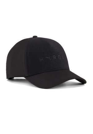 Zwarte baseballpet met gebogen klep en verhoogd "HYROX"-logo op het voorpaneel, afgebeeld tegen een witte achtergrond.