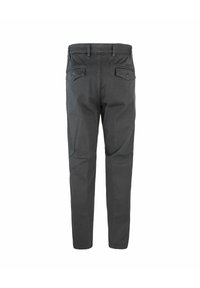 Pantaloni grigi scuri realizzati in un tessuto misto cotone, con un design a gamba dritta, due tasche posteriori e una texture liscia.