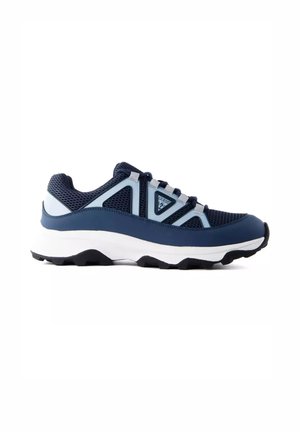 Sneaker sportiva blu navy e grigia con tomaia in mesh, suola bianca spessa, battistrada nero e logo triangolare del marchio sul lato.