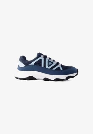 Navyblauwe en grijze sportieve sneaker met mesh bovenwerk, dikke witte zool, zwarte loopzool en driehoekig merklogo aan de zijkant.