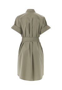 Vestito camicia kaki con maniche corte arrotolate, colletto classico, vita con cintura e dettaglio a pieghe sulla schiena. Realizzato in un tessuto morbido e leggero.