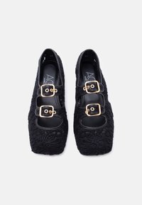 Μαύρα παπούτσια Mary Jane από δαντέλα με τετράγωνες μύτες και δύο χρυσά λουράκια με αγκράφες σε κάθε παπούτσι, μέγεθος 37.