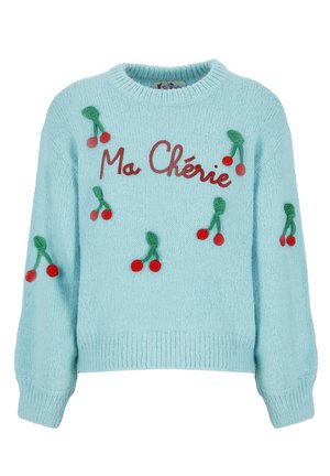 Lyseblå strikket sweater med røde kirsebær og grønne stilke spredt ud, og "Ma Chérie" broderet i rødt på brystet.