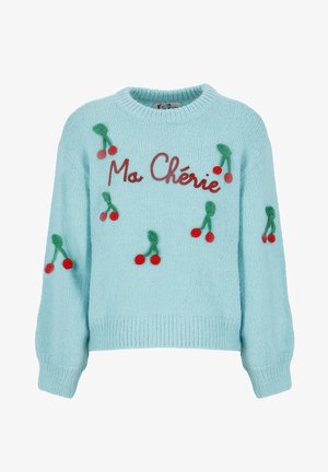 Pull tricoté bleu clair avec des cerises rouges et des tiges vertes éparpillées, et « Ma Chérie » brodé en rouge sur la poitrine.