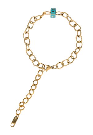 Bracciale a catena in oro con grandi maglie ovali, una perla cilindrica blu con motivi di frecce dorate e una prolunga regolabile del fermaglio.