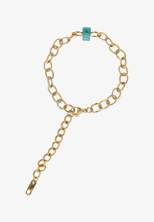 Goldenes Kettenarmband mit großen ovalen Gliedern, einer blauen zylindrischen Perle mit goldenen Pfeilmustern und einem verstellbaren Verschlussverlängerung.
