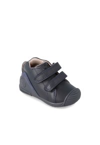 Marineblauwe leren peuterschoenen met twee klittenbandsluitingen, ronde neus en een gestructureerde rubberen zool. Bevat contrasterende stikseldetails.