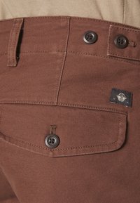 DOCKERS Cargobroek - brown